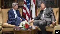 Ngoại trưởng Mỹ John Kerry gặp Bộ trưởng Ngoại giao Ai Cập Sameh Shoukry Hassan tại một khách sạn ở Cairo, ngày 22/6/2014.