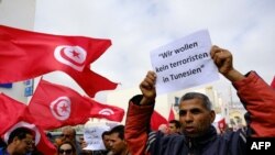 Người Tunisia giương cờ và biểu ngữ 'Chúng tôi không muốn có bất cứ phần tử khủng bố nào ở Tunisia' trong cuộc biểu tình hôm 20/3/15 2 ngày sau khi các tay súng tân công Viện Bảo tàng Quốc gia Bardo