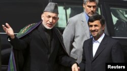 Tổng thống Afghanistan Hamid Karzai và Tổng thống Iran Mahmoud Ahmadinejad tại thủ đô Kabul, tháng 10/2010. Sách lược của Iran nhắm mục đích vừa tăng cường sự ủng hộ trong khối người Shia thiểu số ở Afghanistan, vừa chống lại ảnh hưởng của Tây phương và Hoa Kỳ ở Afghanistan.