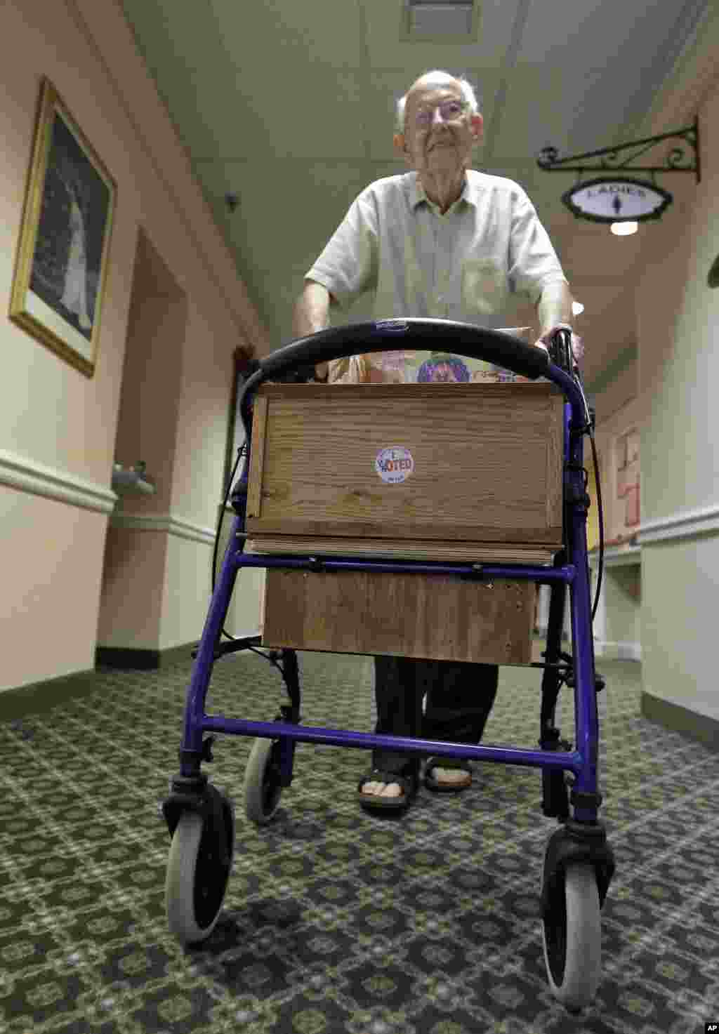 Cụ Rolf Kleinwort, 87 tuổi, ở Boca Raton, Florida, d&aacute;n nh&atilde;n &quot;I Voted&quot; tr&ecirc;n nạng đỡ của cụ sau khi bầu xong. (AP Photo/Chris O&#39;Meara) 