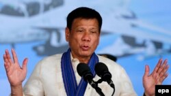 Tổng thống Philippines Rodrigo Duterte phát biểu tại 1 căn cứ không quân ở thành phố Angeles, Philippines, 5/7/2016.